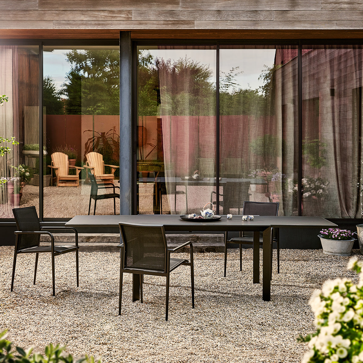 BASALT - Mesa de jardín extensible de aluminio y cristal, color negro, para 6/10 personas.