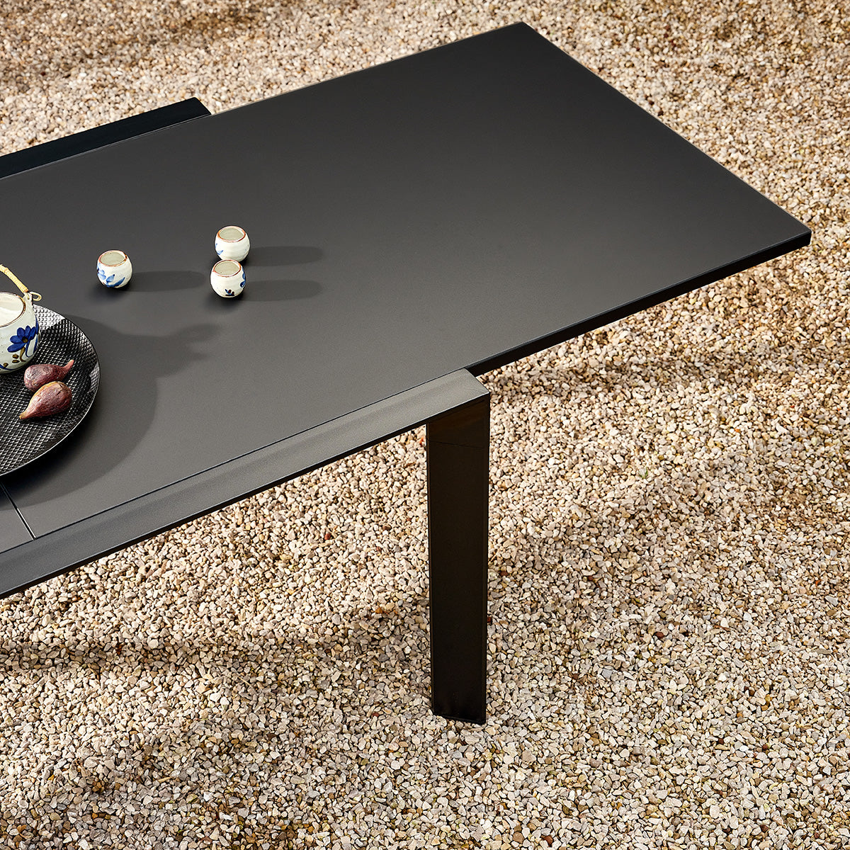 BASALT - Mesa de jardín extensible de aluminio y cristal, color negro, para 6/10 personas.