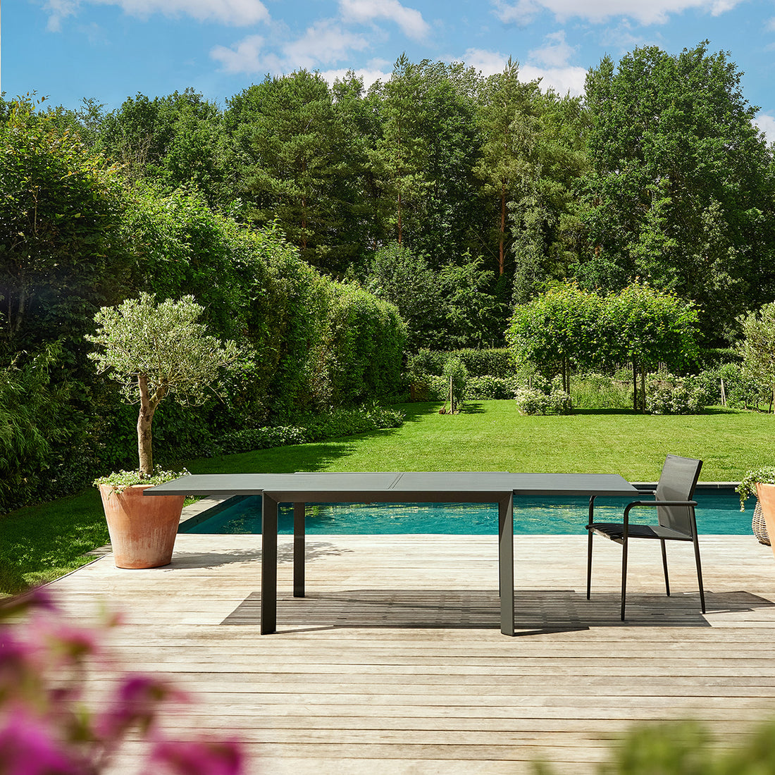 BASALT - Mesa de jardín extensible de aluminio gris para 6-10 personas.