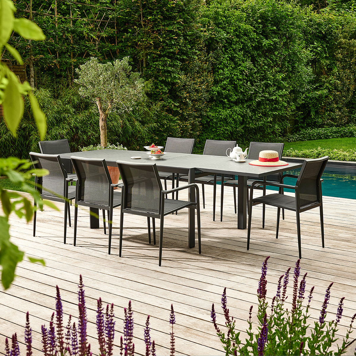 BASALT - Mesa de jardín extensible de aluminio gris para 6-10 personas.