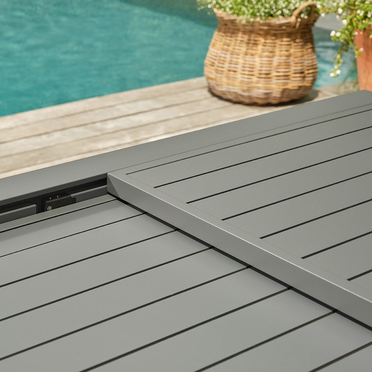 BASALT - Mesa de jardín extensible de aluminio gris para 6-10 personas.