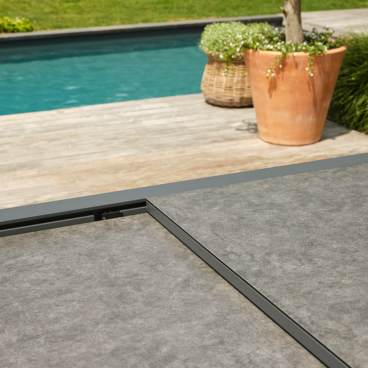 BASALT - Mesa de jardín extensible de aluminio y cristal, color gris, para 6-10 personas.