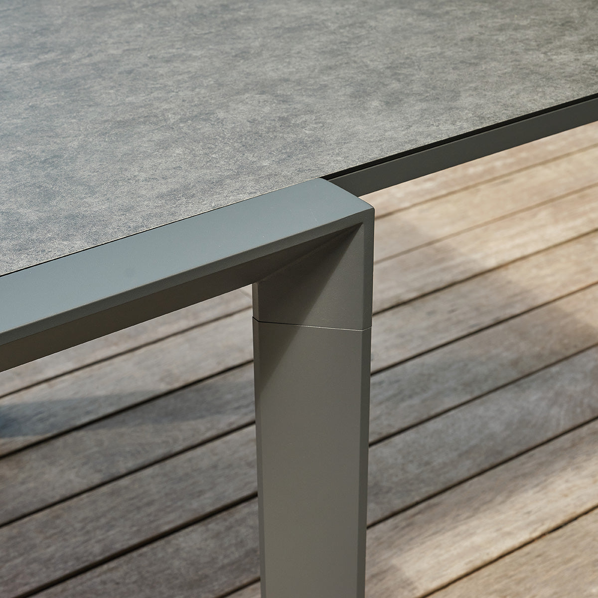 BASALT - Mesa de jardín extensible de aluminio y cristal, color gris, para 6-10 personas.