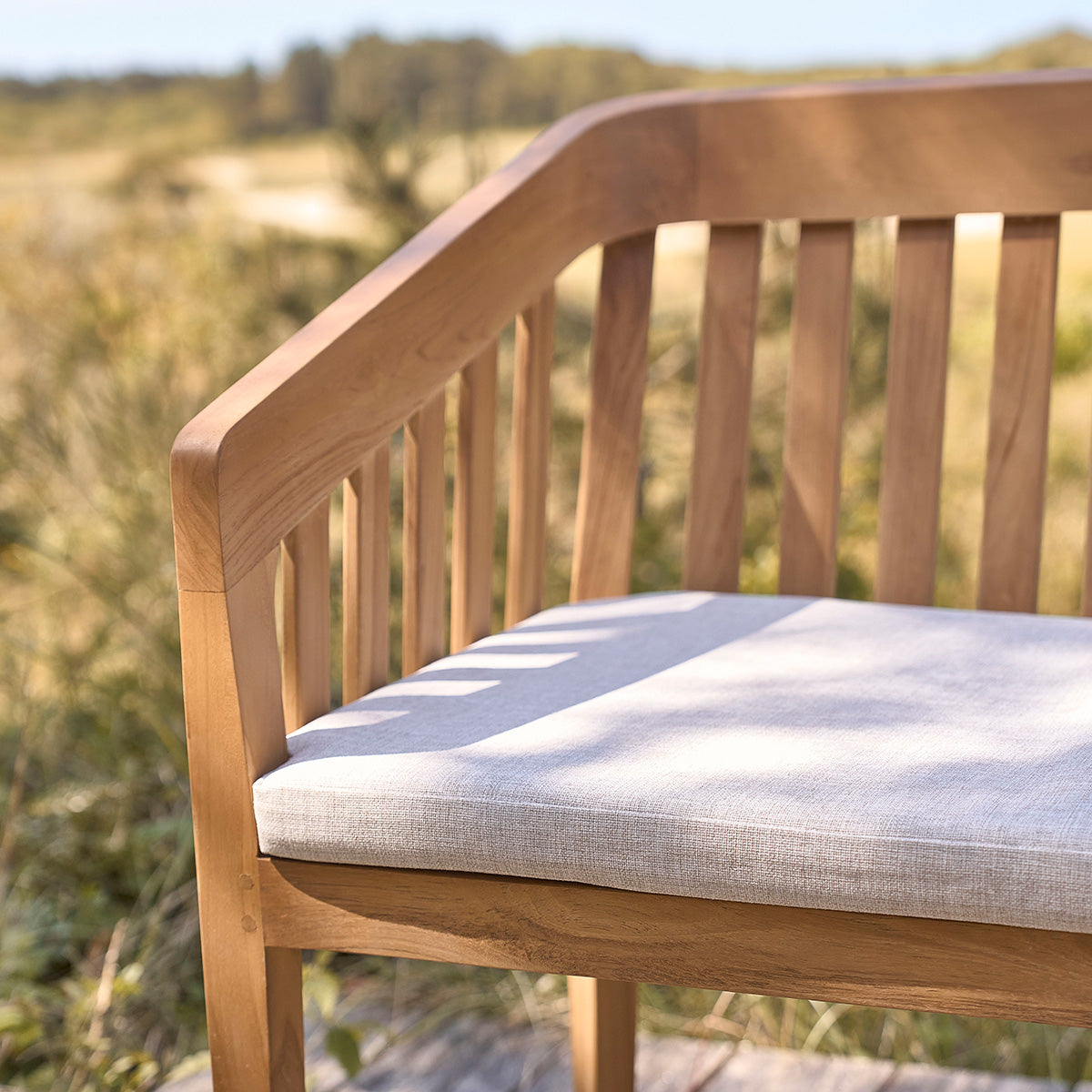 BARI - Banco de exterior redondeado de teca maciza de 150 cm con cojín