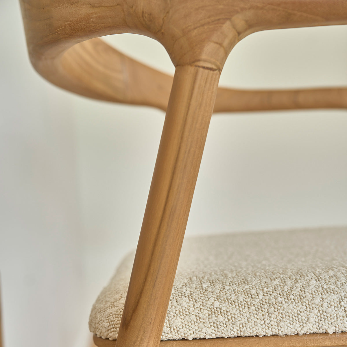 AMBRE - Silla de teca maciza con asiento de buclé