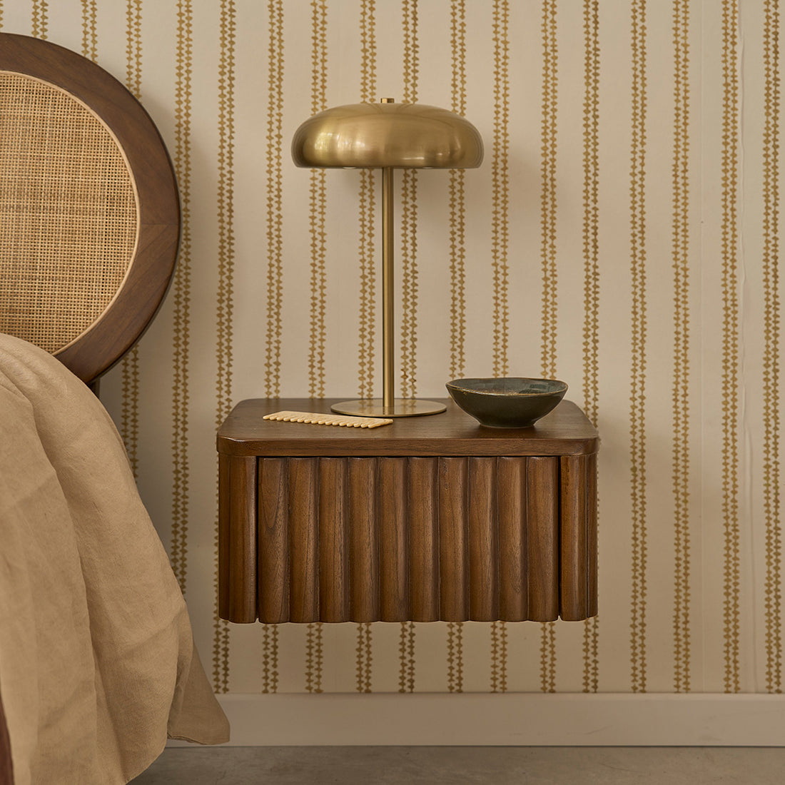 TRINIDAD - Mesita de noche suspendida de madera de mindi 45 cm