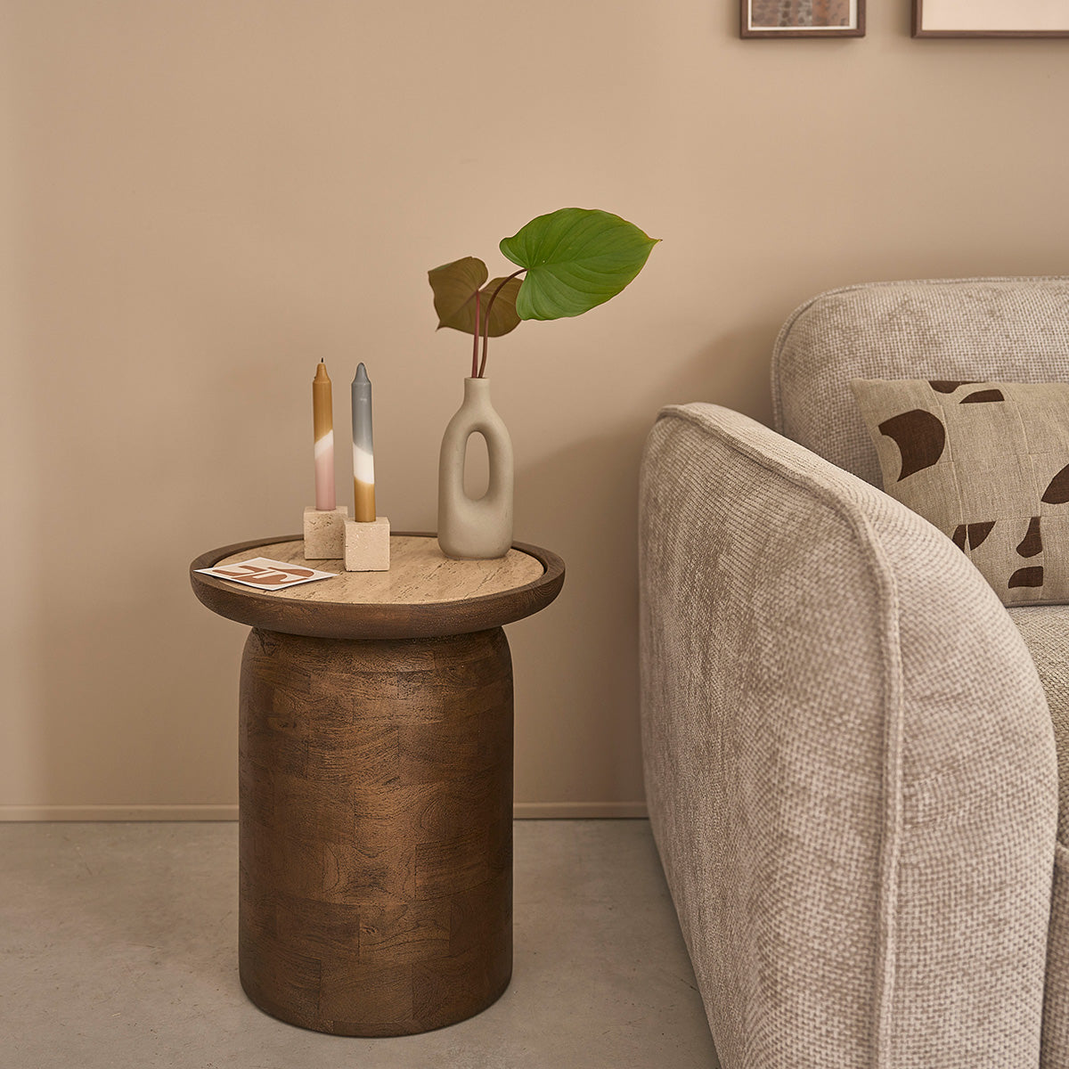 ELENA - Mesa auxiliar de madera de mango y travertino redonda