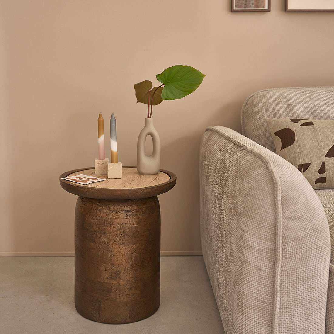 ELENA - Mesa auxiliar de madera de mango y travertino redonda