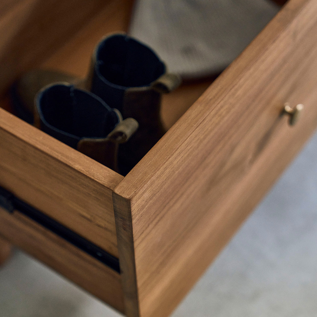 SERENE - Banco de teca maciza y tejido buclé de 120 cm