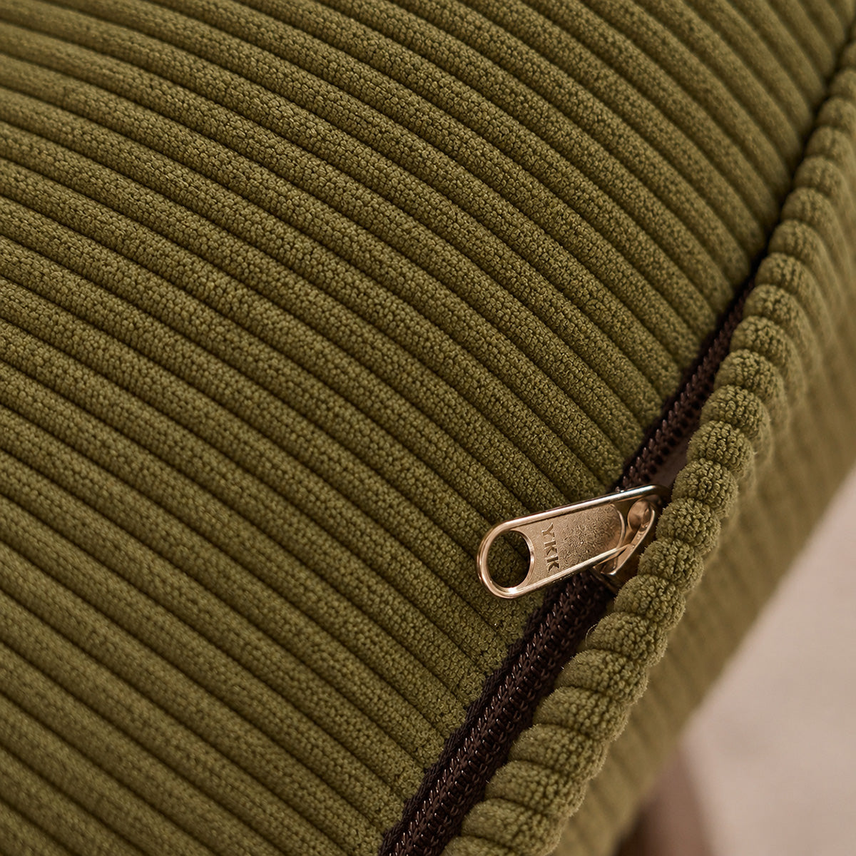 ACHILLE - Sillón de mindi macizo oscuro y terciopelo acanalado verde