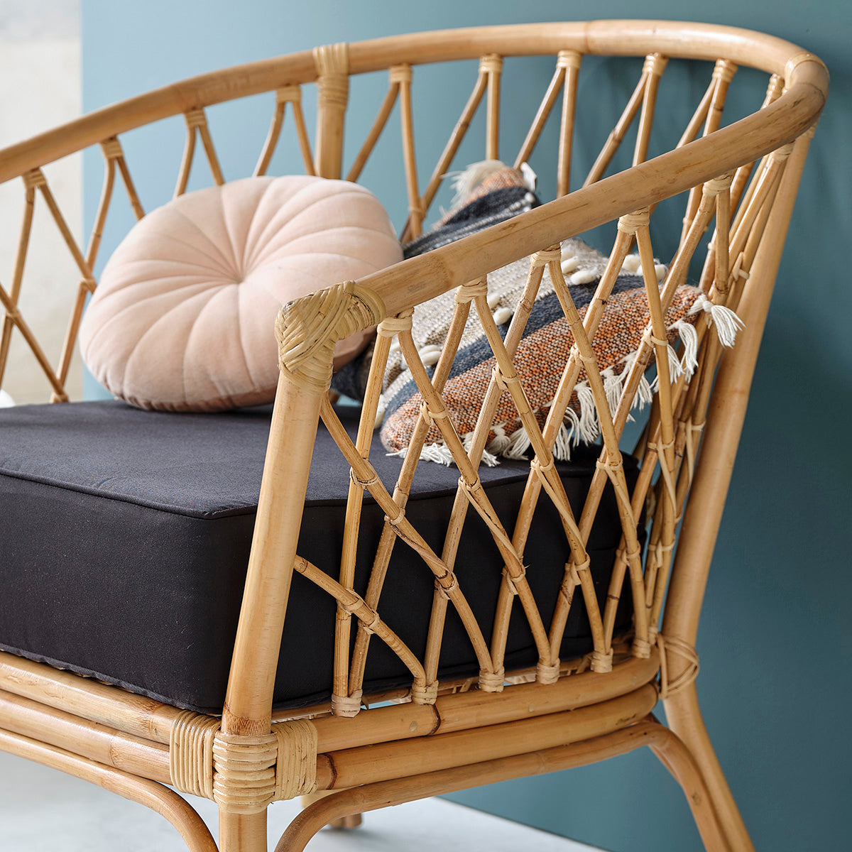 PAOLA - Sillón de ratán, cojín incluido