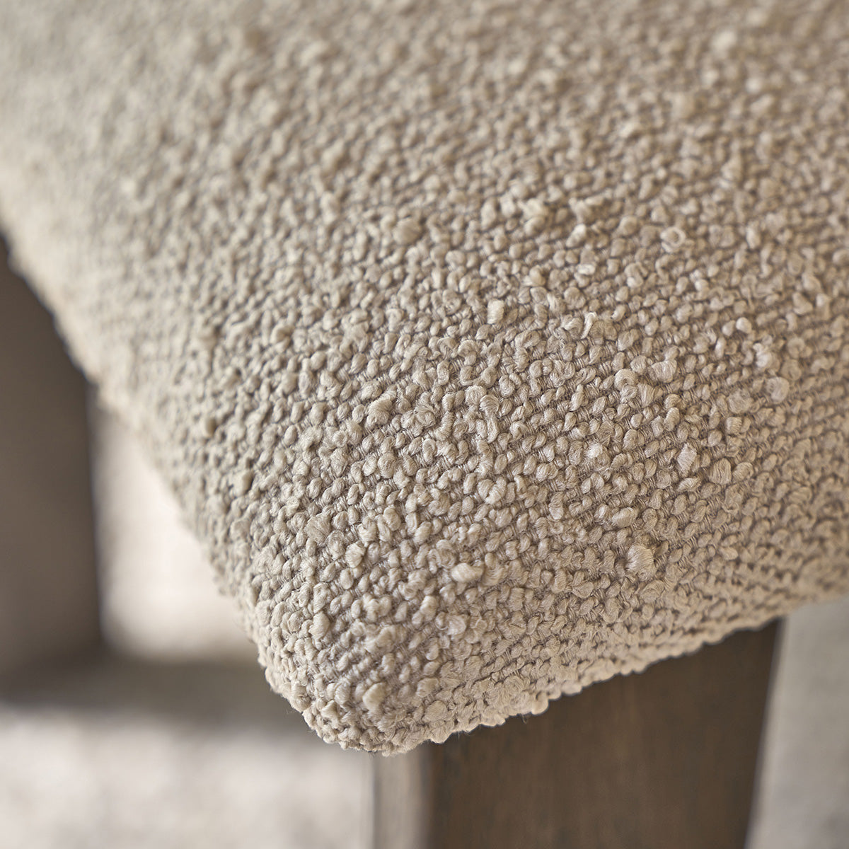 NOÉ - Silla de roble macizo marrón con tela bouclette beige