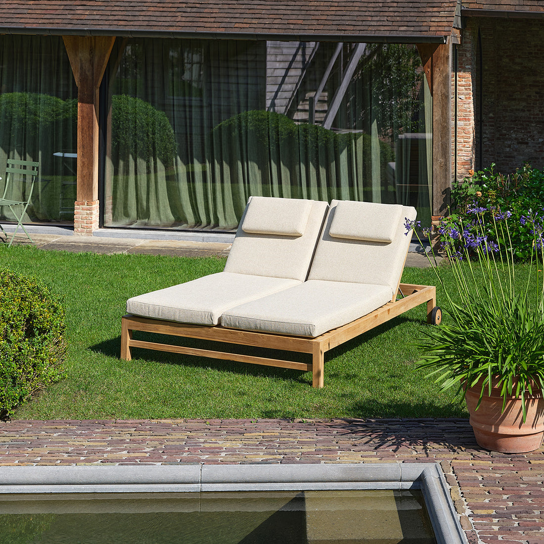 PALOMBAGGIA - Tumbona doble reclinable de teca maciza con cojines de color beige jaspeado