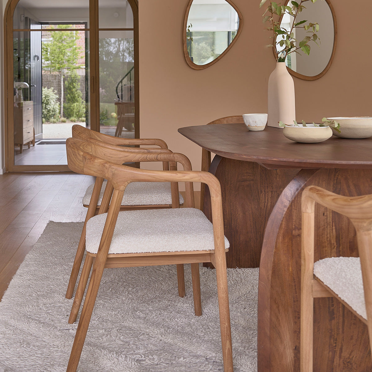 AMBRE - Silla de teca maciza con asiento de buclé