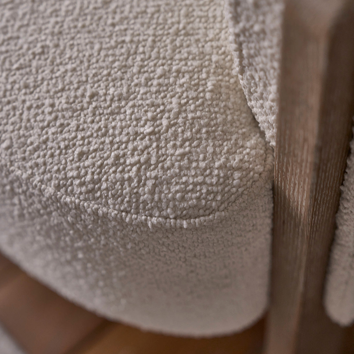 MALO - Sillón de roble macizo y tejido bouclette crudo