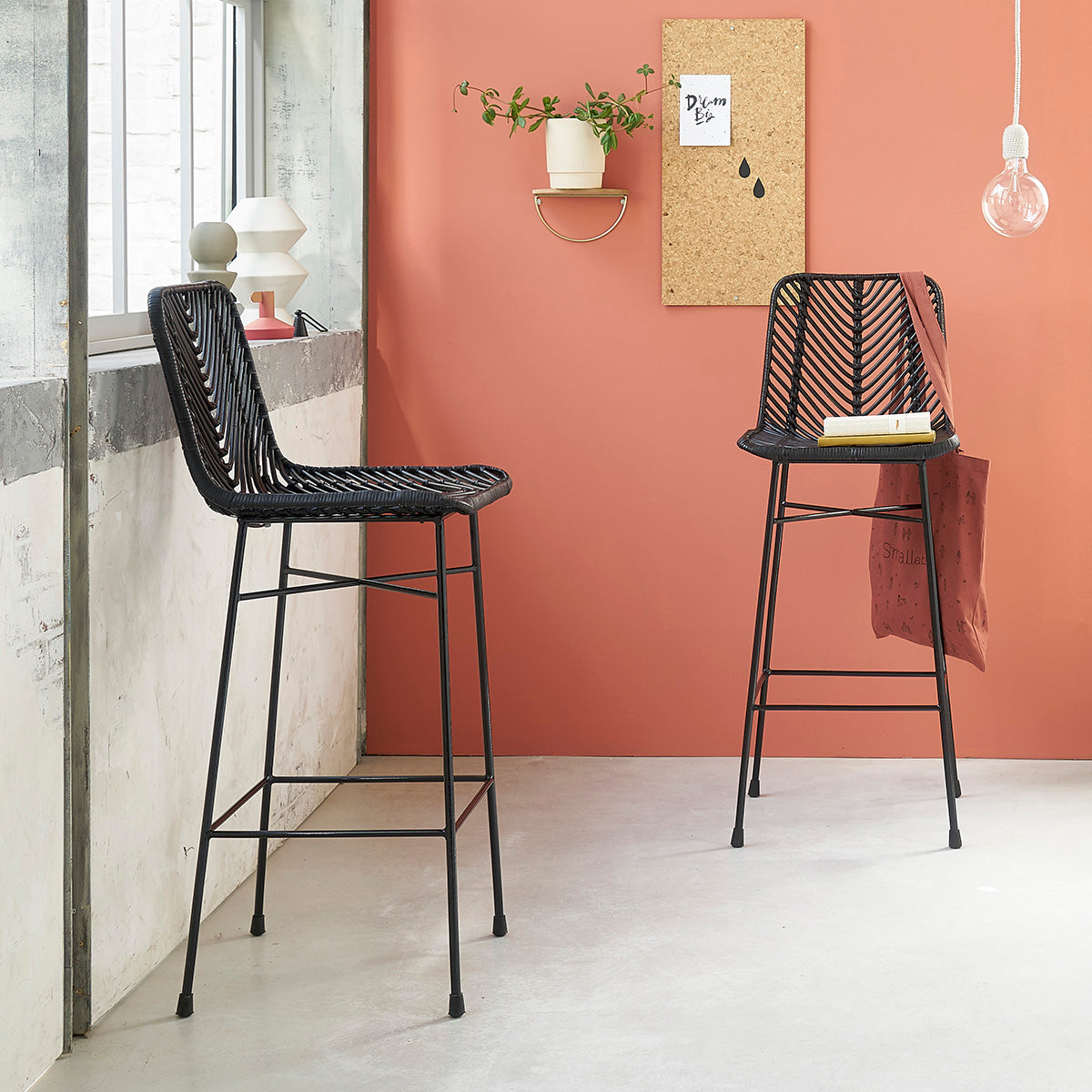 BOHEMA - Lote de 2 taburetes de metal y ratán negros