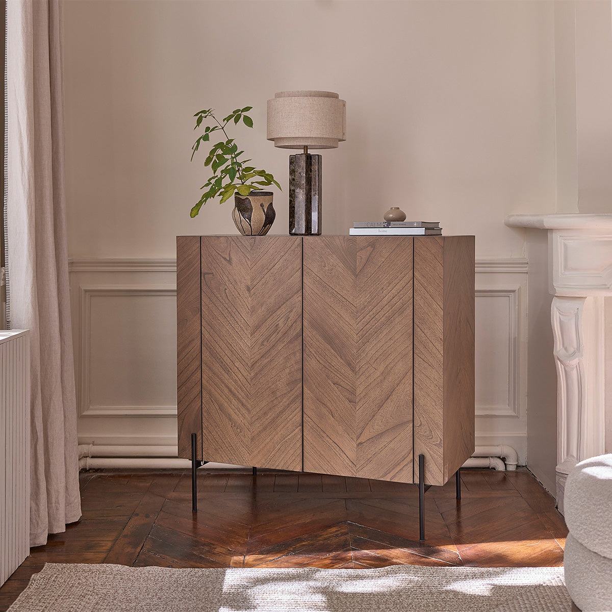 CALIX - Mueble bar de mindi macizo y metal acabado nogal 100 cm