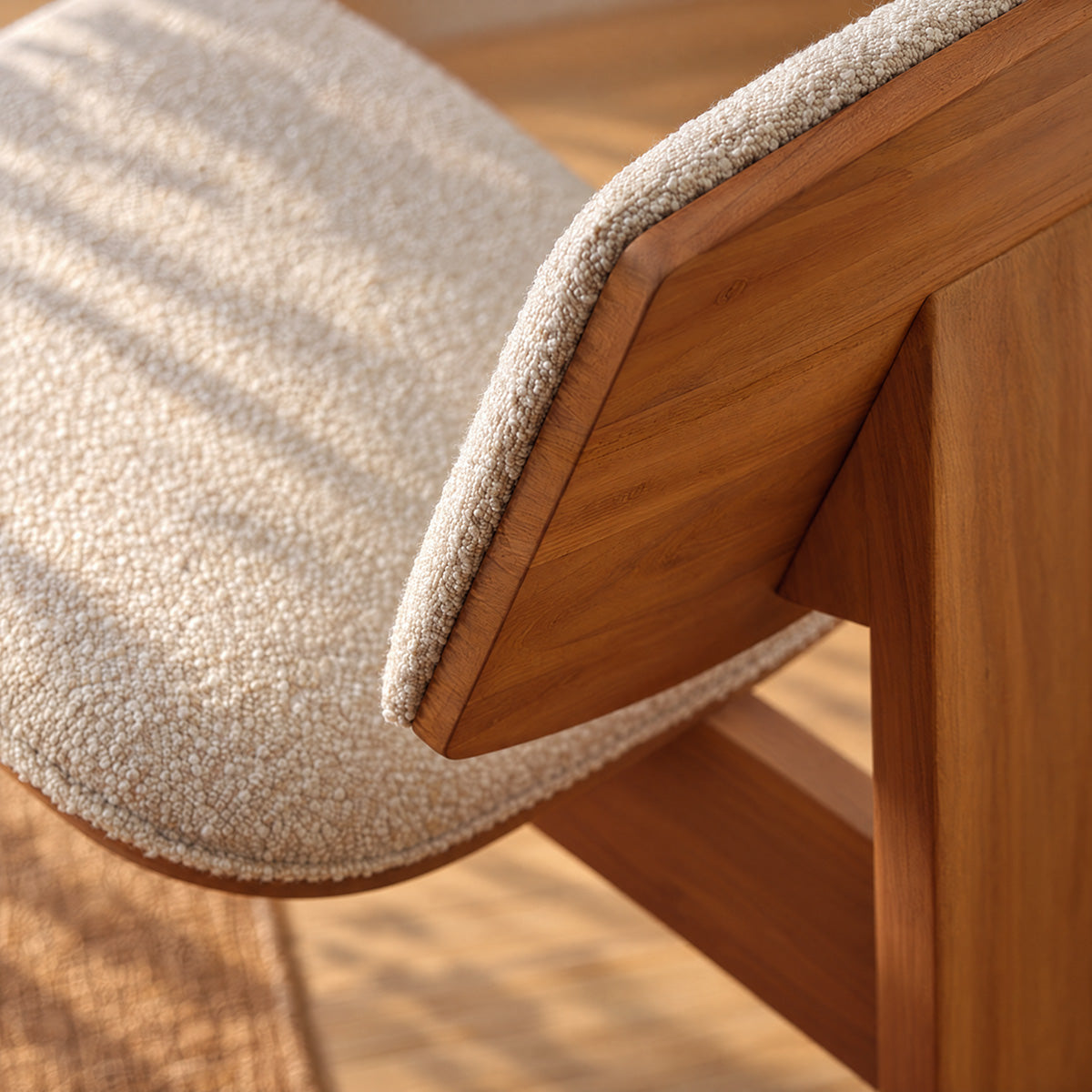 BILY - Sillón de teca maciza y tela bouclé de color crudo