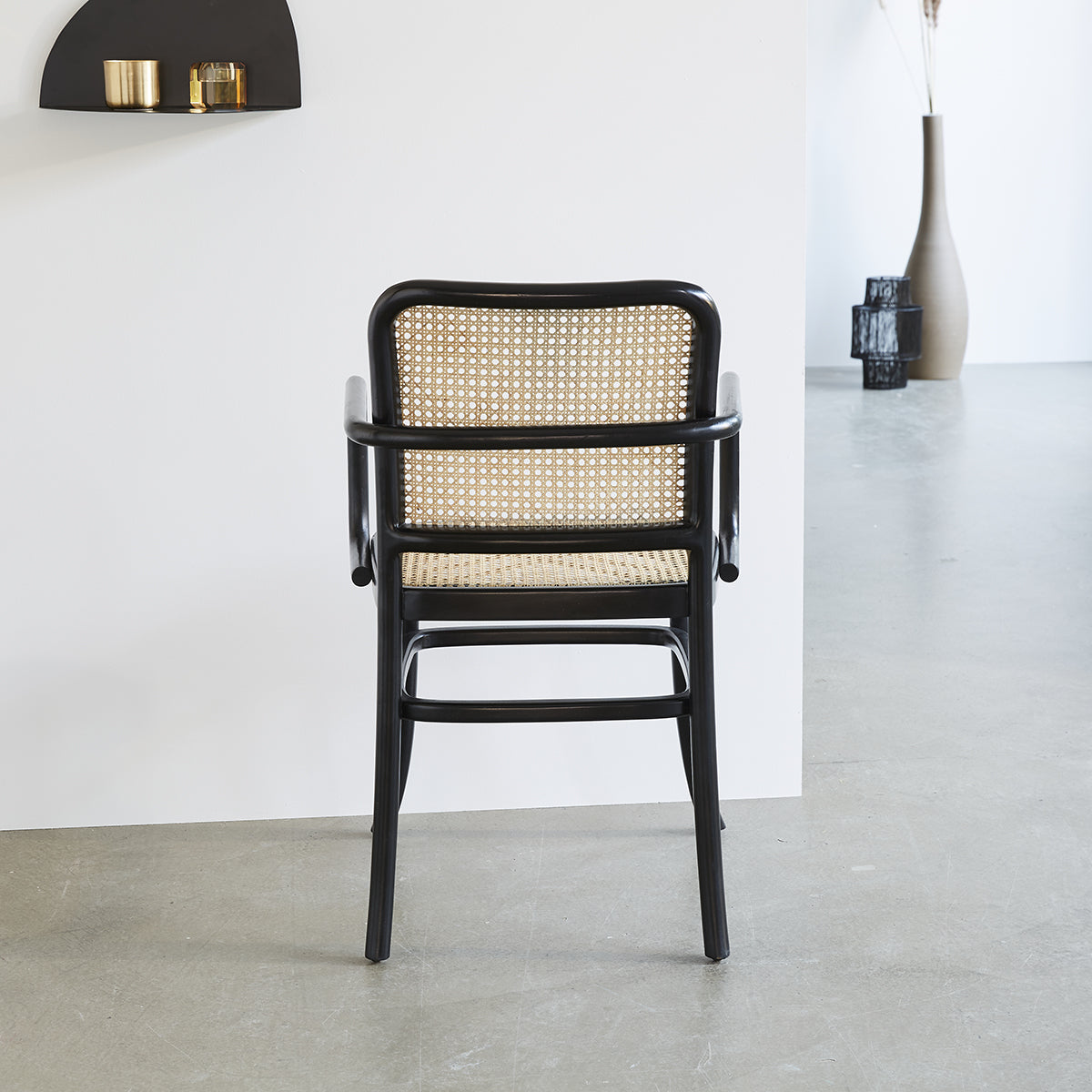 ARON - Silla con reposabrazos de caoba maciza y rejilla