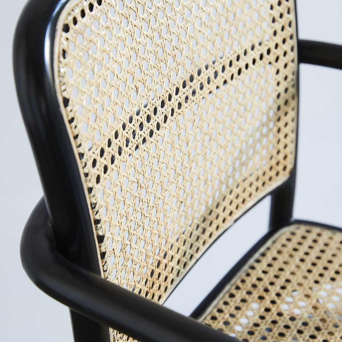 ARON - Silla con reposabrazos de caoba maciza y rejilla