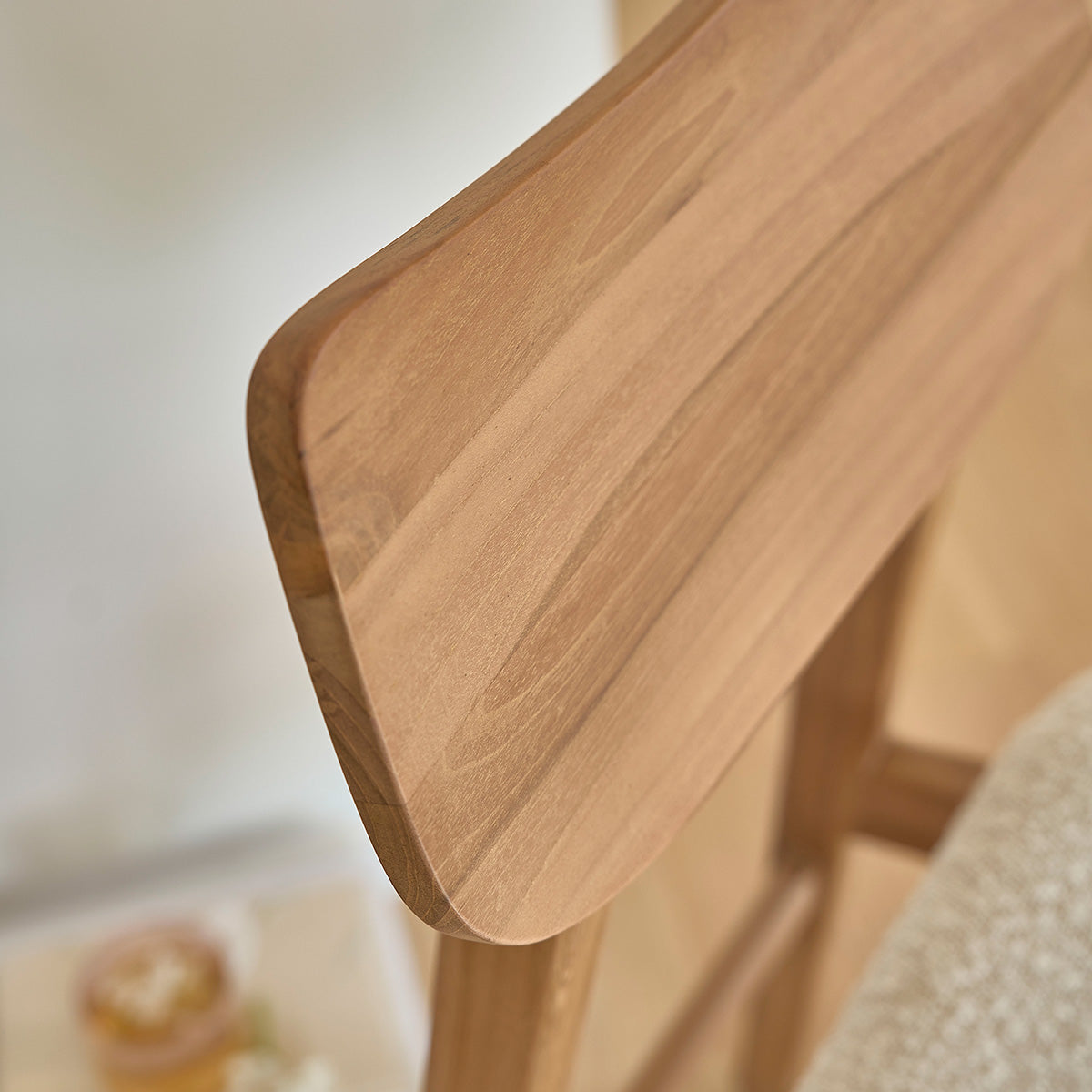 ADELE - Silla de teca maciza con asiento de buclé