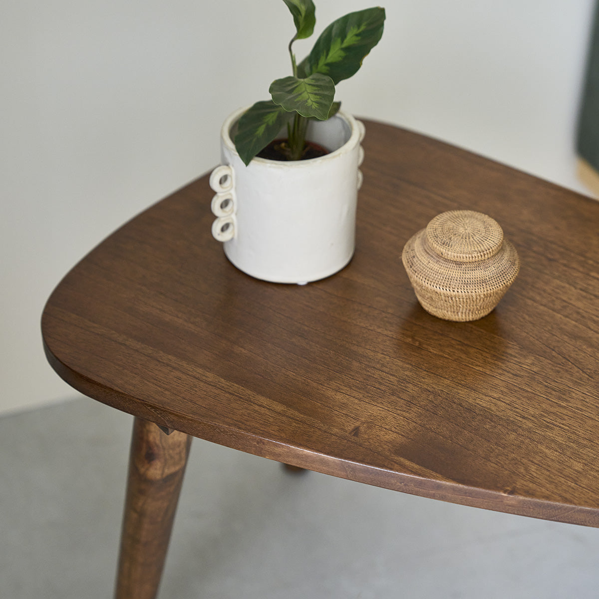 BRUNE - Mesa de centro de mindi macizo acabado nogal 62 cm