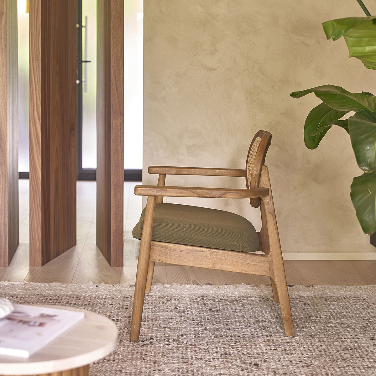 SABI - Sillón de teca maciza, rejilla y tejido de terciopelo caqui