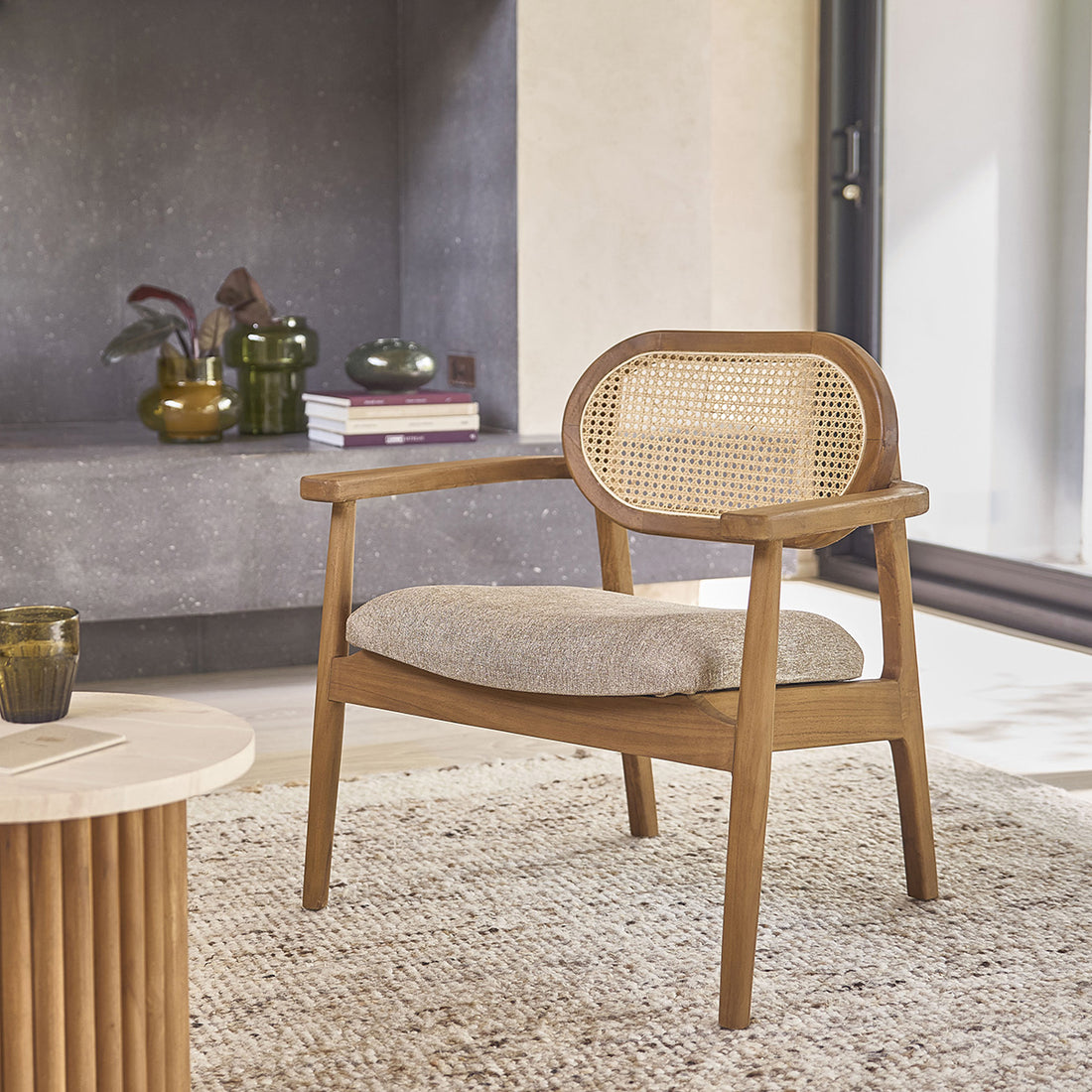 SABI - Sillón de teca maciza, rejilla y tela color crudo