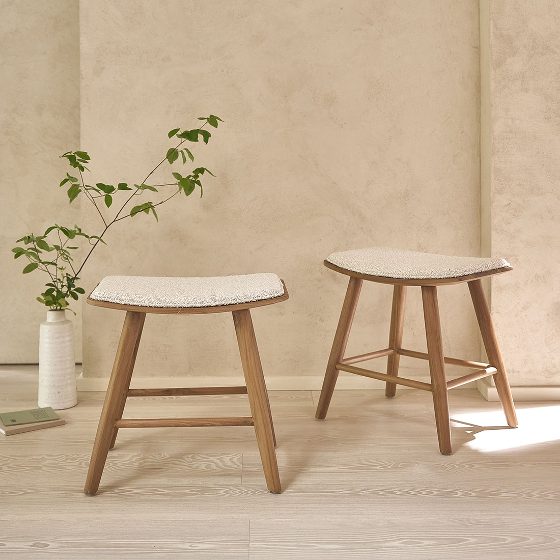 AMBRE - Lote de 2 taburetes de teca maciza y tela bouclette 45 cm