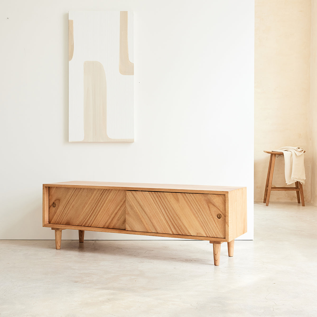 PACÔME - Mueble de TV de mindi macizo de 135 cm
