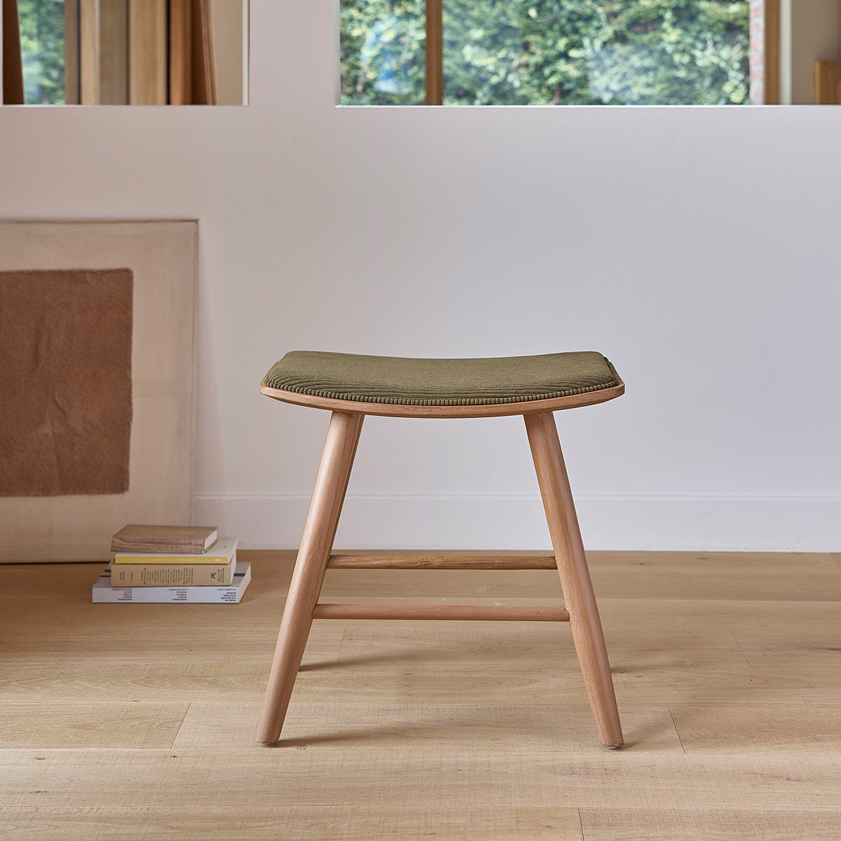 AMBRE - Taburete de madera de teca con asiento de terciopelo 45 cm