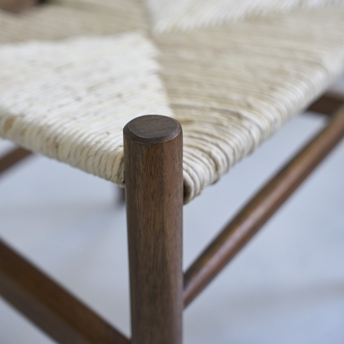 CAMILLE - Silla de mindi macizo acabado nogal y cuerda natural