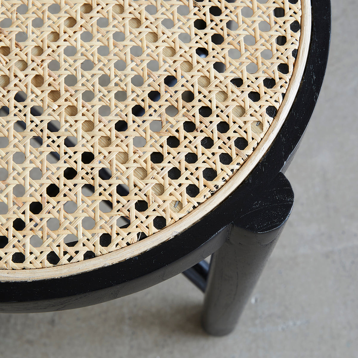 ARON - Mesita de noche de caoba maciza y rejilla 40 cm