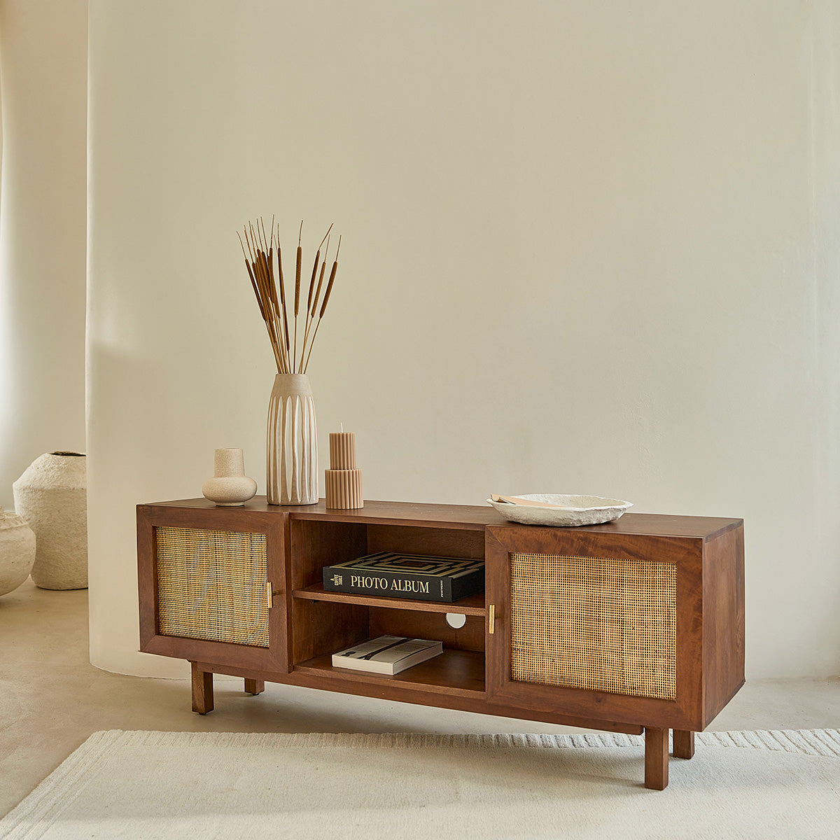 RAPHAEL - Mueble TV de mango macizo acabado nogal y rejilla de 140 cm