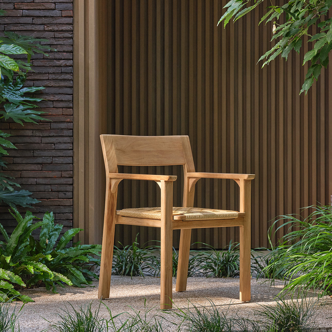 PIANA - Sillón de jardín de teca maciza y ratán