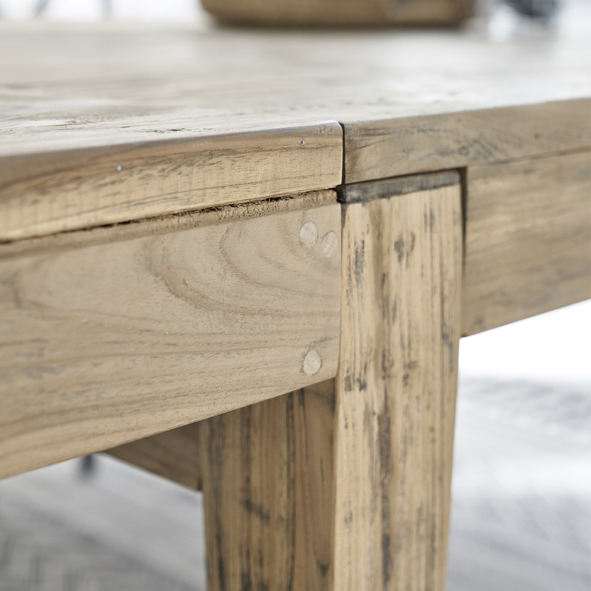 CARGO - Mesa extensible de teca maciza reciclada para 12 pers.