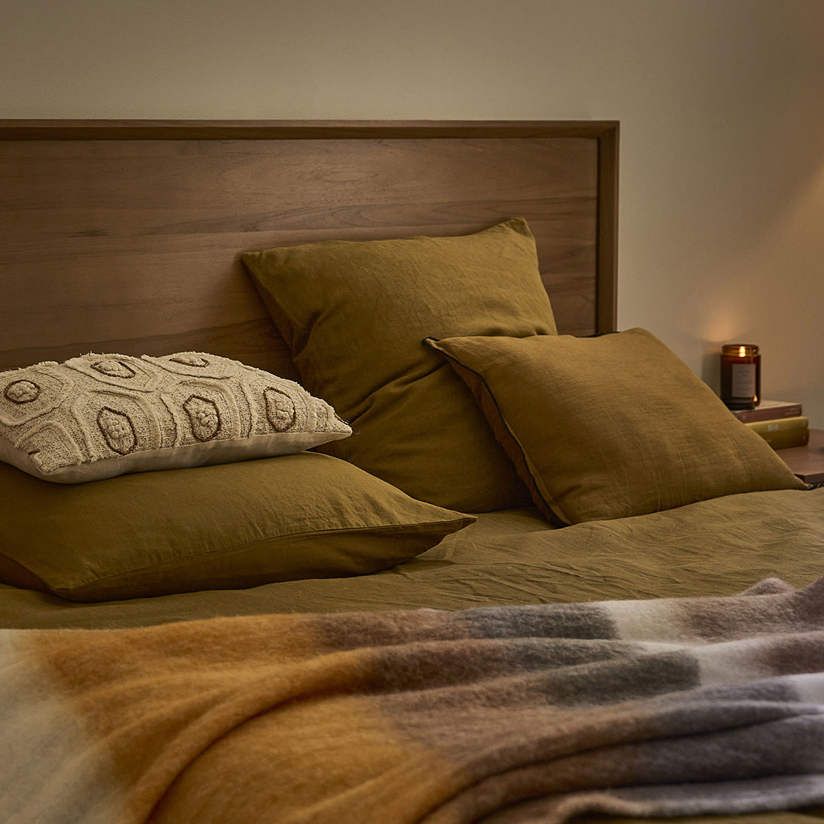 GUSTAVE - Cama de teca maciza de 180 cm con somier