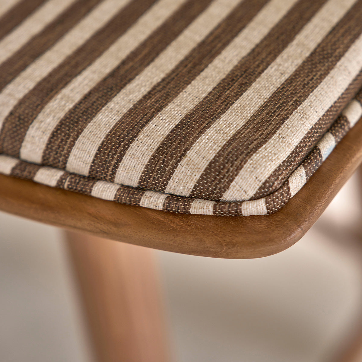 AMBRE - Taburete de teca maciza con asiento de rayas 65 cm