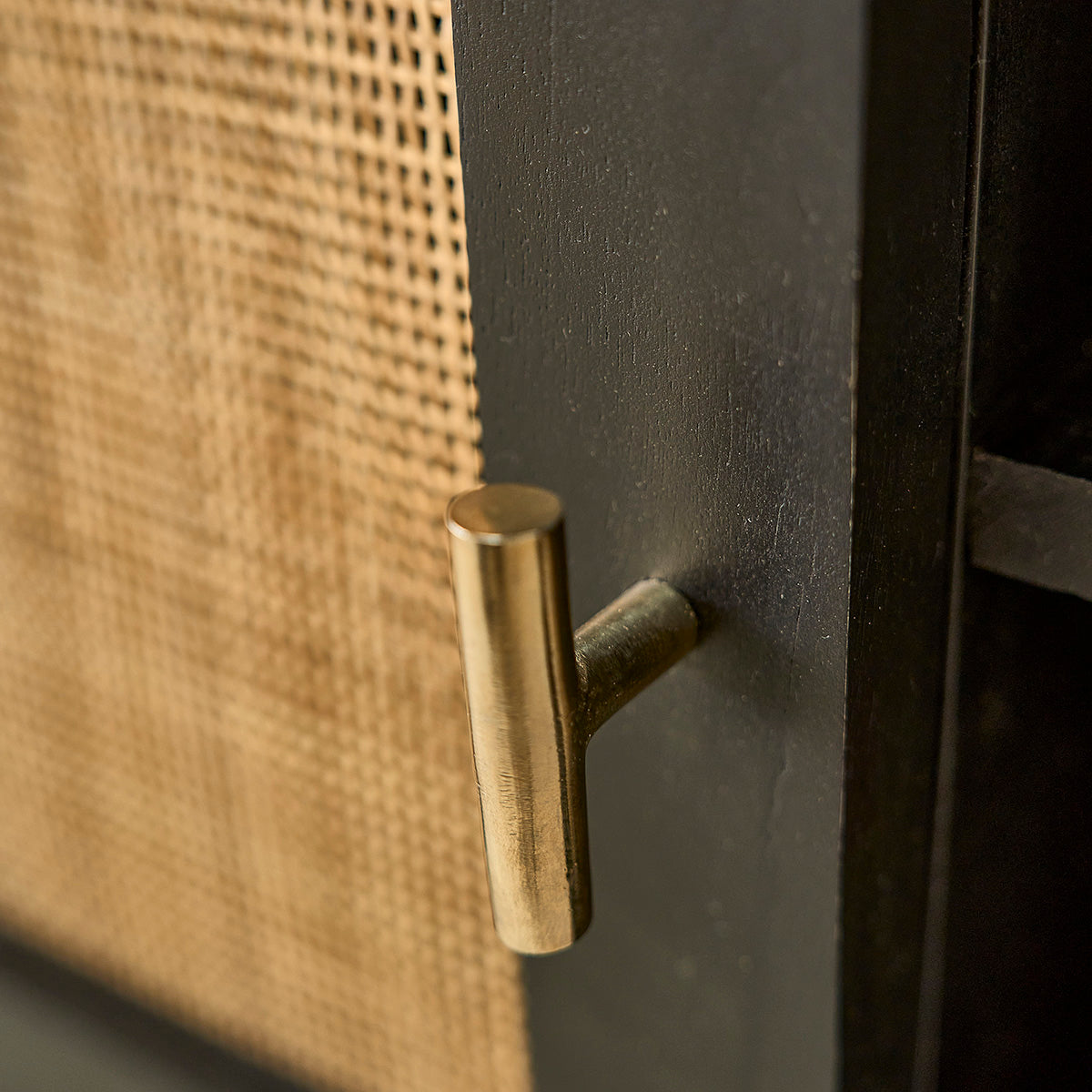 BLAISE - Mueble de TV de mango macizo negro y rejilla de 140 cm