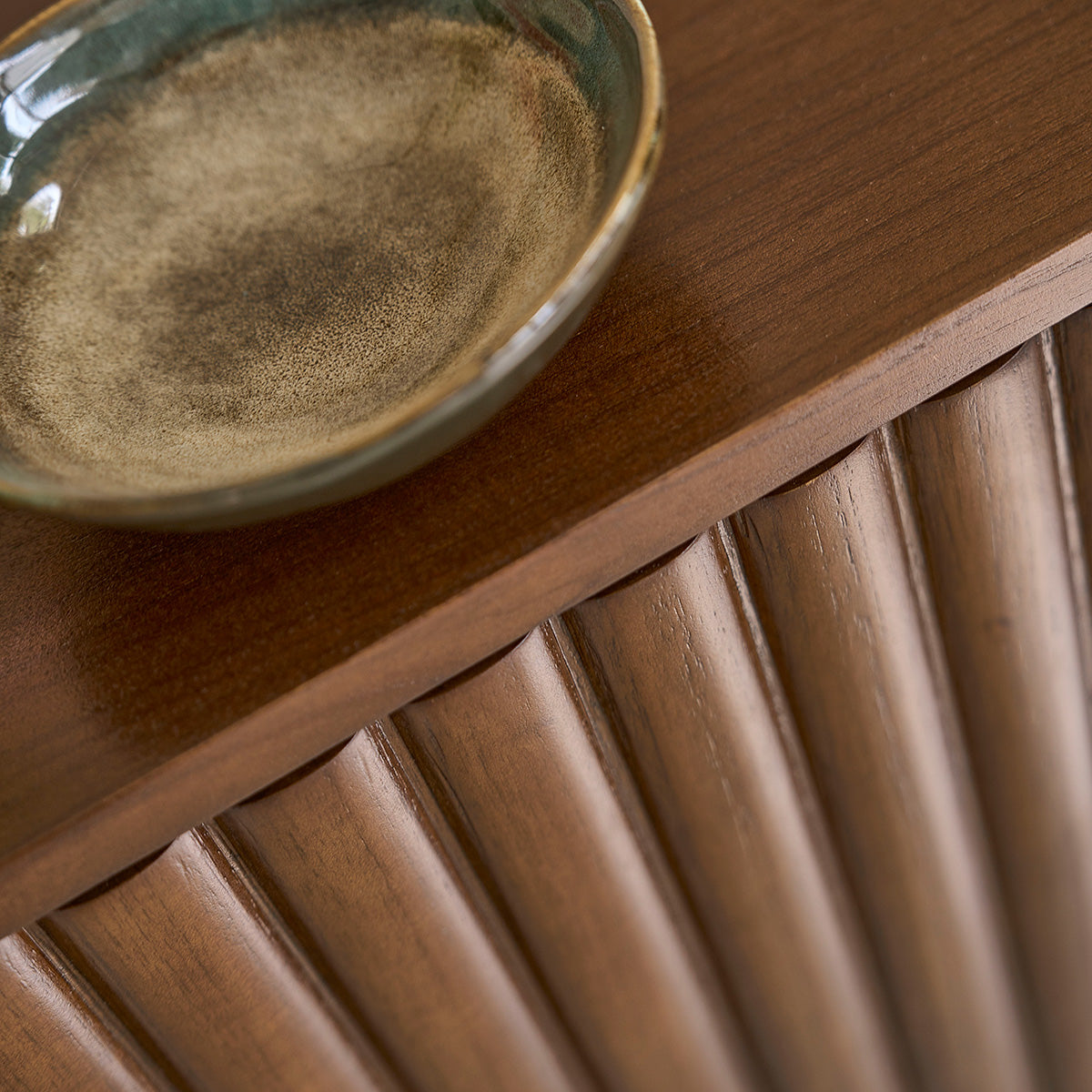 TRINIDAD - Mueble de TV suspendido de madera de mindi con acabado nogal 140 cm