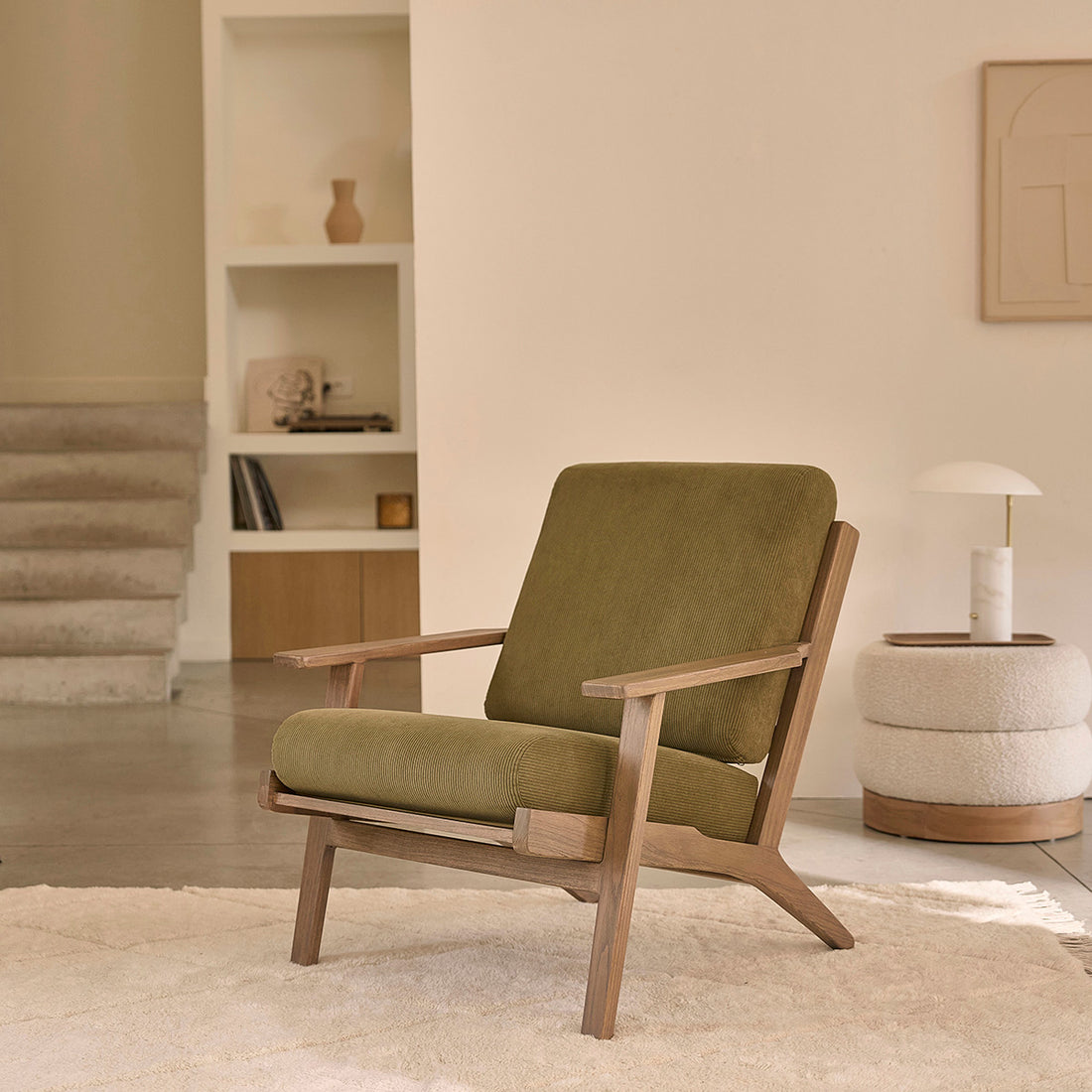 ACHILLE - Sillón de mindi macizo oscuro y terciopelo acanalado verde