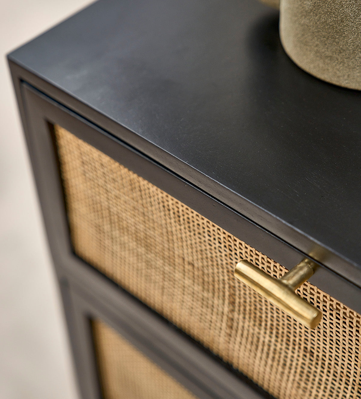 BLAISE - Cómoda de mango macizo y rejilla negra de 90 cm