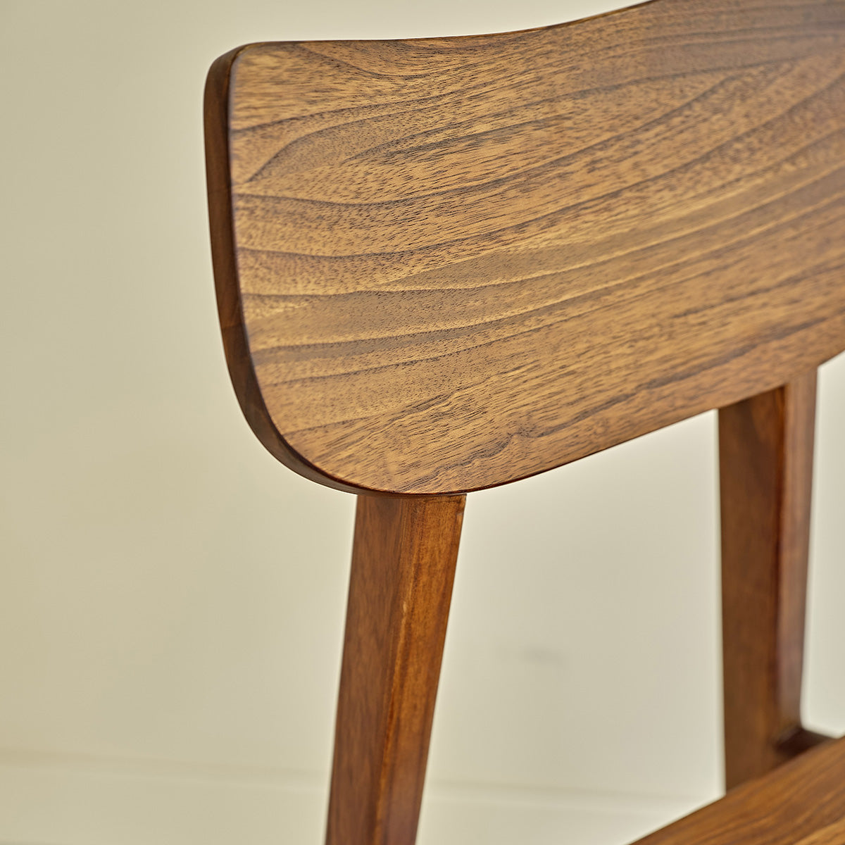 MILO - Lote de 2 sillas de mindi macizo acabado nogal