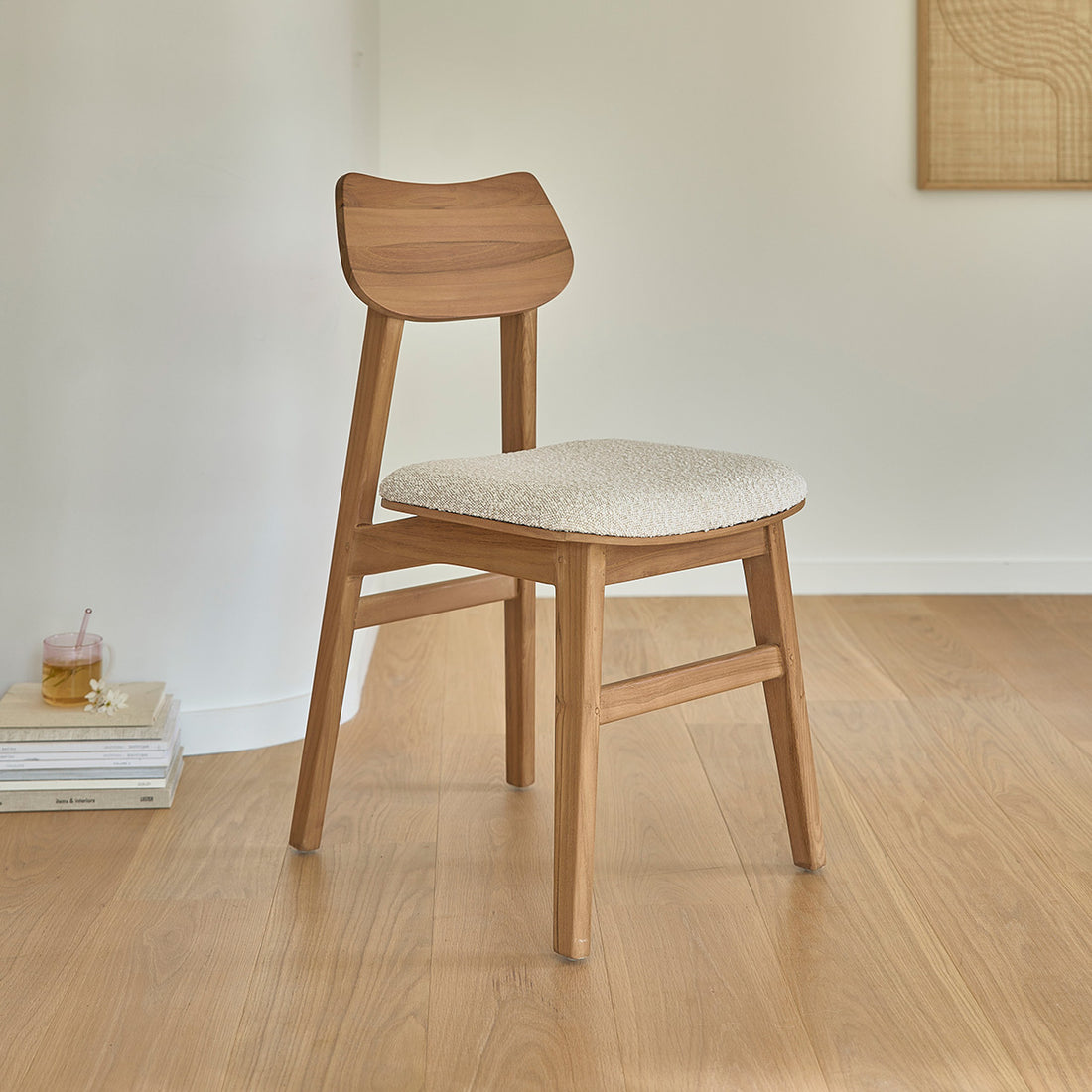 ADELE - Silla de teca maciza con asiento de buclé