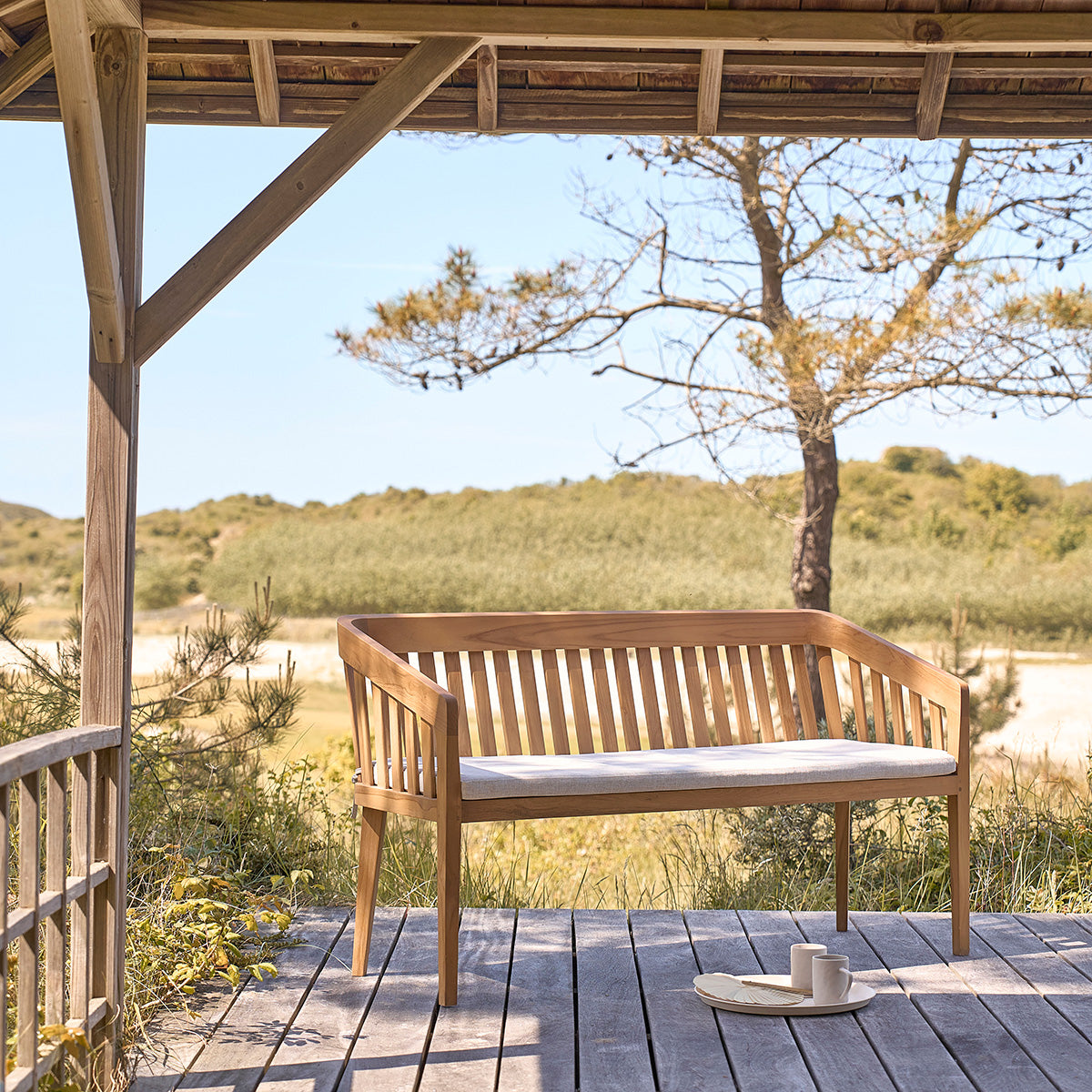 BARI - Banco de exterior redondeado de teca maciza de 150 cm con cojín