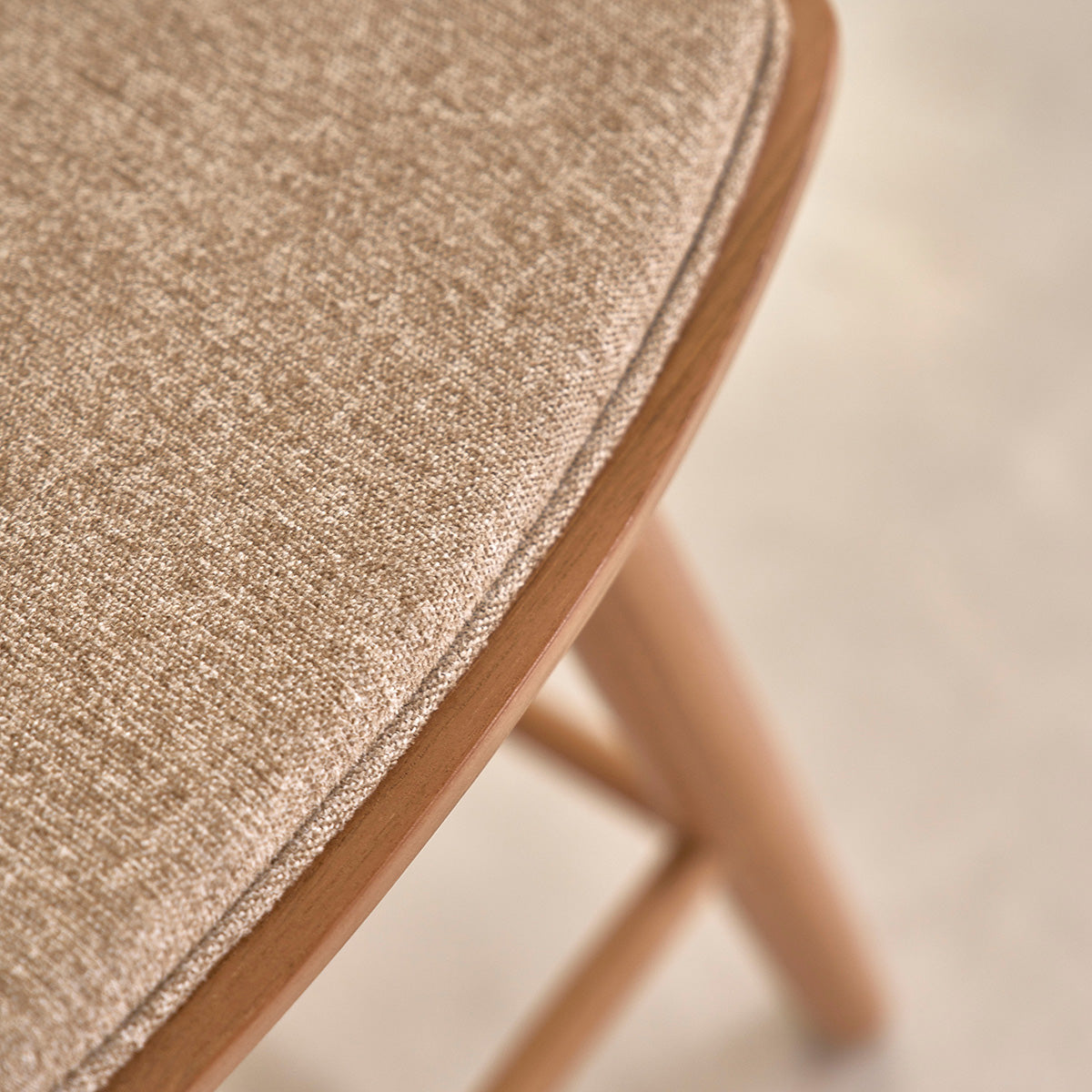 AMBRE - Taburete de teca maciza y terciopelo color crudo 45 cm