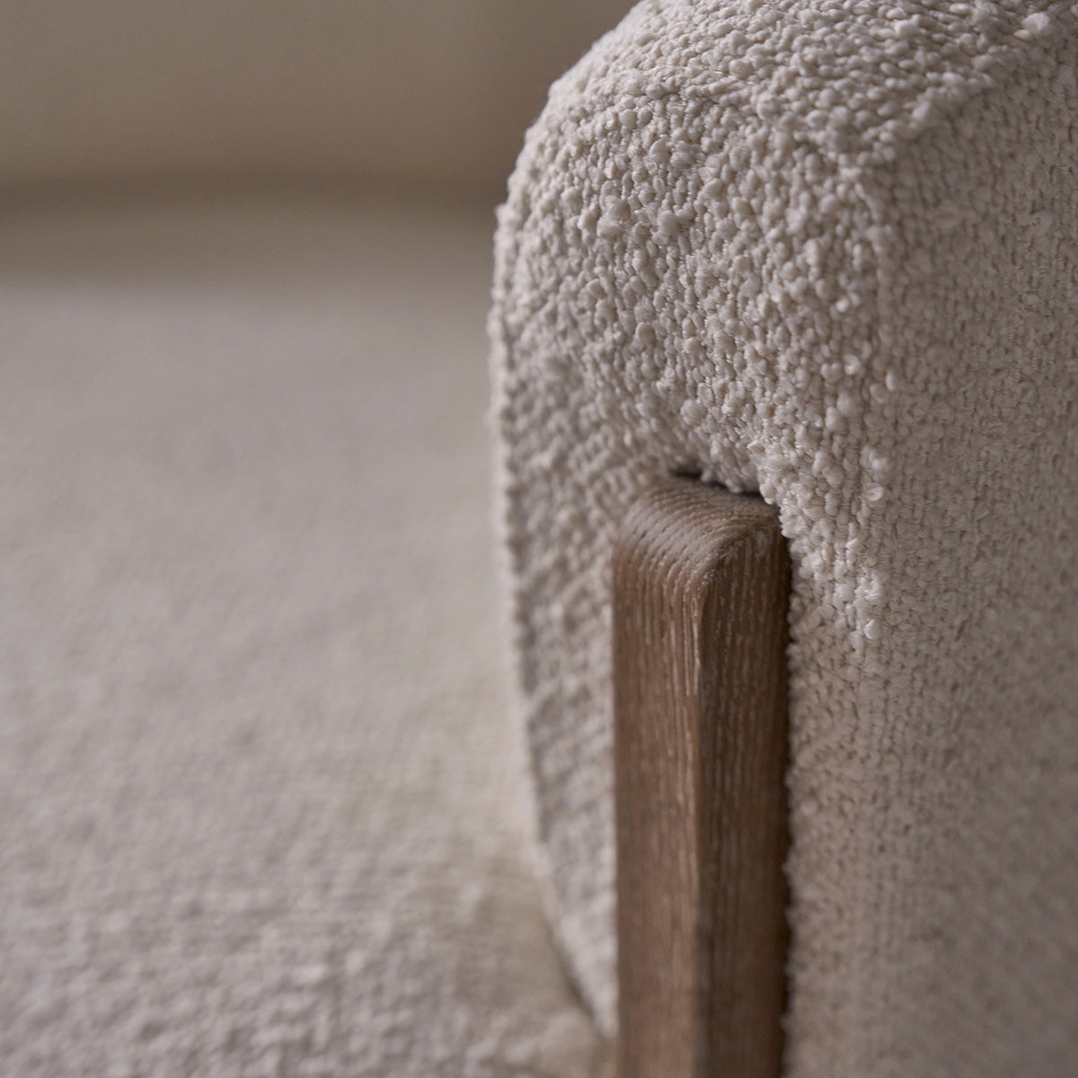 MALO - Sillón de roble macizo y tejido bouclette crudo