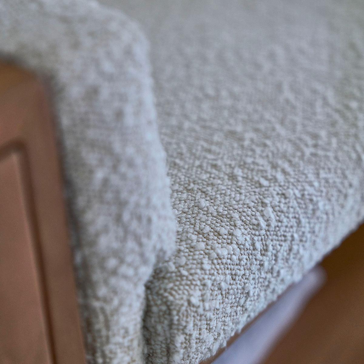 SERENE - Banco de teca maciza y tejido buclé de 120 cm