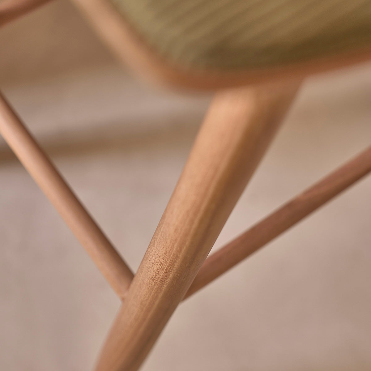 AMBRE - Lote de 2 taburetes de teca maciza con asiento de terciopelo 65 cm