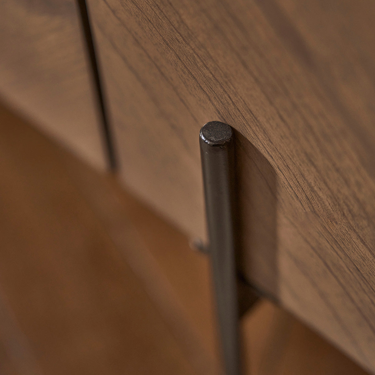 CALIX - Mueble de TV de mindi macizo y metal acabado nogal 160 cm